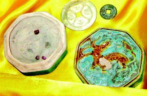 Archaeologists have discovered five precious sariras, believed to be collected from the cremated ashes of Buddhist masters, at an ancient tomb in central China's Hubei Province.