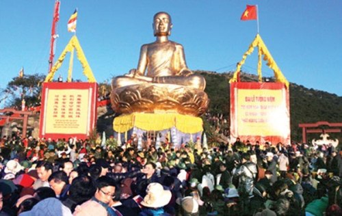 Sitting monk: Thousands of pilgrims attended the unveiling ceremony of a bronze statue of the King-Monk Tran Nhan Tong in the Yen Tu religious and historical site in Quang Ninh Province on December 3, 2013. A cai luong play dedicating the King-Monk, who is founder of Vietnamese Zen Buddhism, is expected to debut in December – Photo: VNA/VNS 